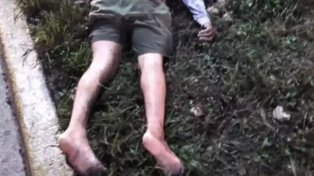 El hecho fue descubierto por elementos de la Policía Quintana Roo, quienes se percataron de una motocicleta tendida sobre la vía de circulación