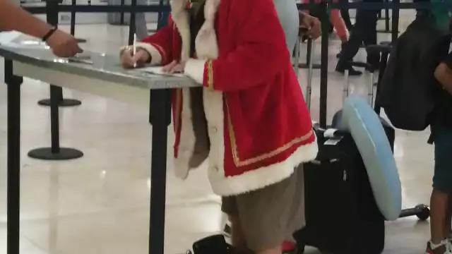 El viajero originario de Canadá realizó su registro para abordar su vuelo en Cancún, vestido de Santa Claus