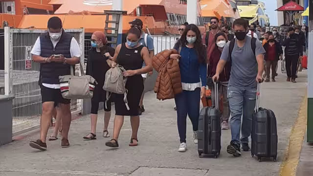 La mayoría de los pasajeros que han utilizado los cruces hasta Playa del Carmen y Viceversa han terminado mareados por la marejada.