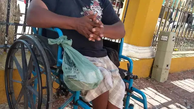 Debido a un accidente en moto perdió la movilidad de las piernas, lo cual le dificultó la búsqueda de trabajo