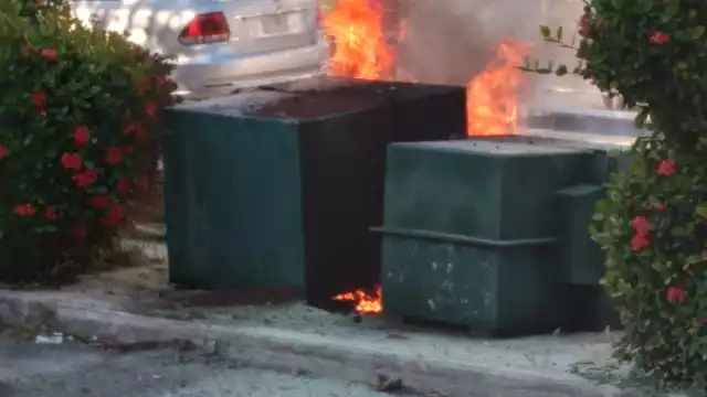 Elementos del cuerpo de Bomberos acudieron al sitio donde lograron controlar el fuego y mientras que personal de CFE de inmediato comenzó con trabajos de reemplazo