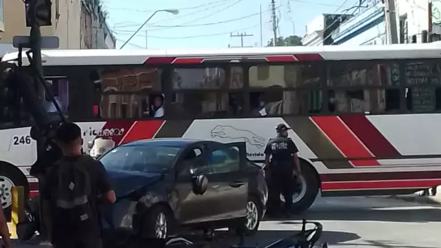 El policía resultó con heridas de consideración; ambos aseguran haber tenido preferencia en el cruce