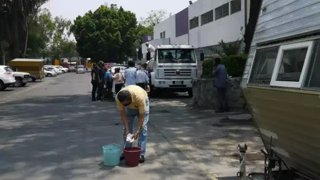 Vecinos de Tlatelolco acarrean agua de pipas