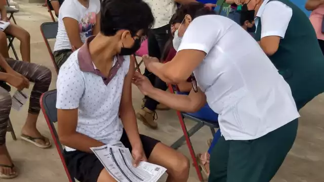 Adolescentes llegaron acompañados de sus padres y eran supervisados por personal del IMSS Bienestar