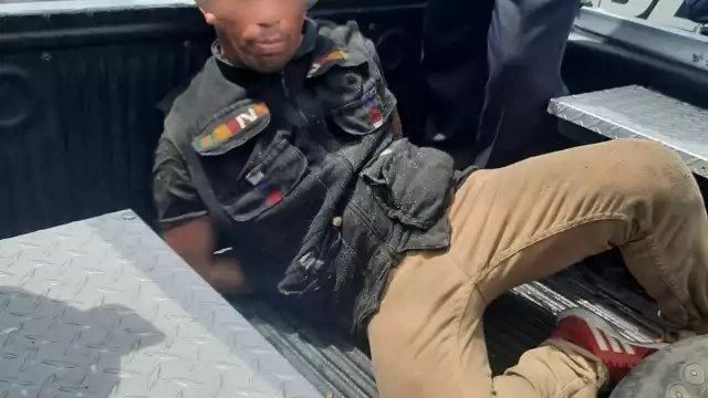 Se trata de Rommel Daniel H. G de 43 años de edad, quién fue sorprendido por los paramédicos de Emergencias Médicas del Sur, intentando abrir una ambulancia