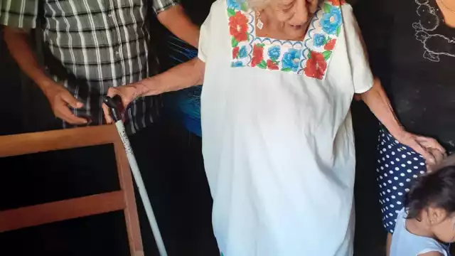 Doña Cristina Gongora, es una de las abuelitas del poblado de San AbtonioTuk que tiene 95 años
