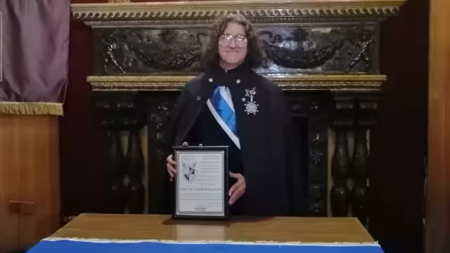 En la capilla gótica del Instituto Cultural Helénico, de la CDMX se le otorgó la insignia a José Trinidad Alcocer Bravo, como Caballero de la honorable academia