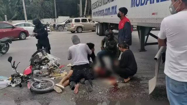 Derivado del impacto, ambos ocupantes de la motocicleta, terminaron tirados en la carretera