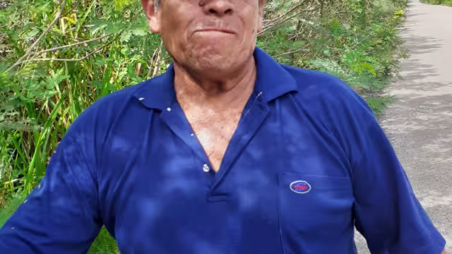 Don Buenaventura Zamora se dedica a vender sus productos, a bordo de una bicicleta