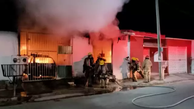 Un coche que tenían estacionado empezó a incendiarse por una aparente falla mecánica y el fuego rápidamente se extendió