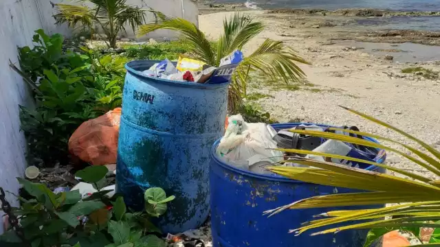 Tambos repletos de basura y bolsas aparecen en pleno Centro Turístico de Cozumel