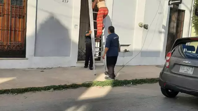 La mujer tuvo que salir por el techo de la casa en el Centro de la Ciudad