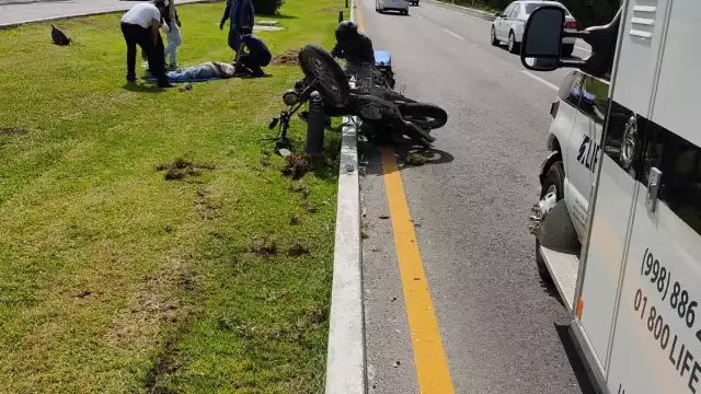 Los paramédicos atienden a los lesionados