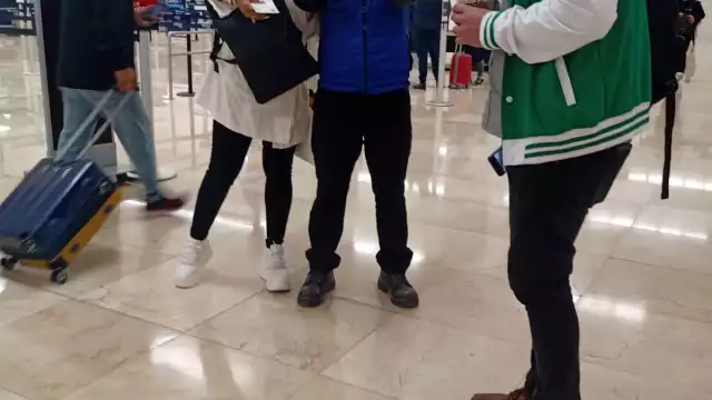 Personas que reconocieron a Niurka en el aeropuerto de Mérida se tomaron fotografías con ella