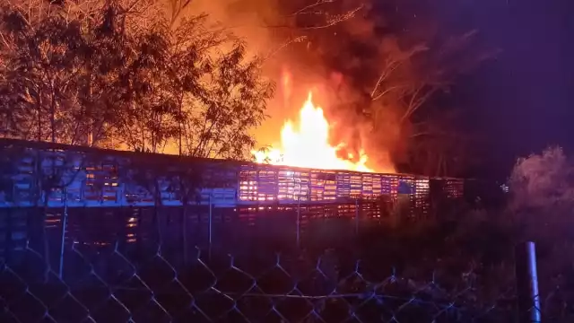 El incendio se dio durante la noche de este viernes