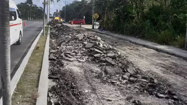 Maquinarias iniciaron con el levante del pavimento en uno de los dos carriles de la carretera Costera Sur de Cozumel, sin alertar a los automovilistas