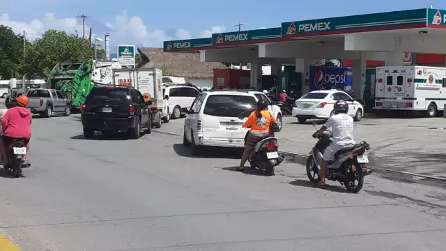 Los conductores esperaban alcanzar a comprar gasolina, aunque los dispensadores daban prioridad a ambulancias y patrullas en Cozumel