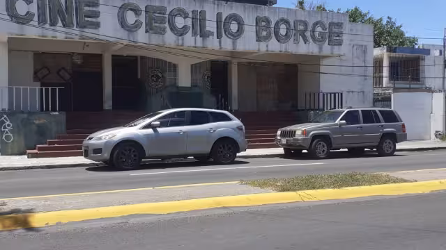 El edificio ya presenta severos daños en techos y paredes sin que Protección Civil haya acordonado el área