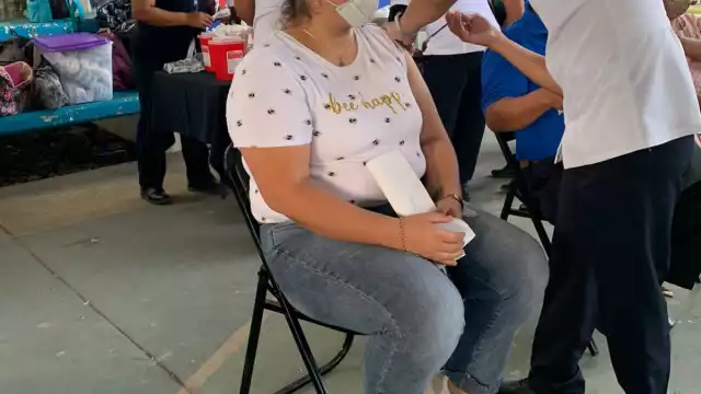 La primera maestra en ser vacunada en Chetumal
