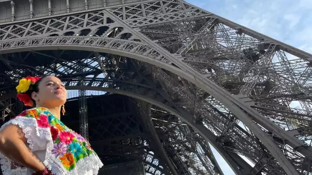 La yucateca posó en varios puntos de la Torre Eiffel de París, con su traje típico en color blanco y colores llamativos en sus flores bordadas a mano