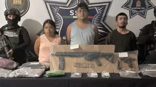 Detienen a tres presuntos narcomenudistas armados en Cancún