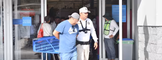 Un hombre fue llevado ante la Fiscalía General del Estado (FGE) por robo a comercio tras ser sorprendido con objetos no pagados en su ropa.