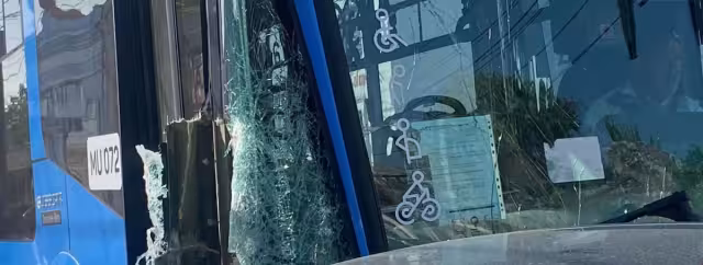 El Va y Ven impactó a varios autos debido a que presuntamente se quedó sin frenos