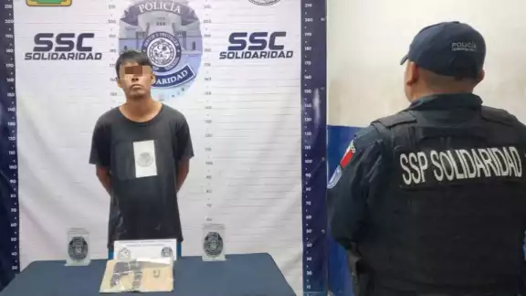 El hombre amenazó a los policías con el arma de fuego El hombre amenazó a los policías con el arma de fuego