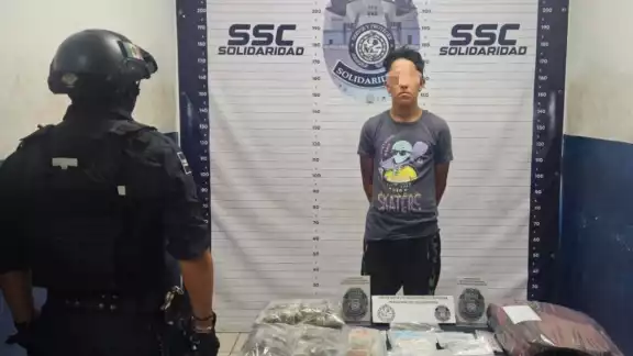 El hombre tenía varias dosis de drogas en una mochila El hombre tenía varias dosis de drogas en una mochila