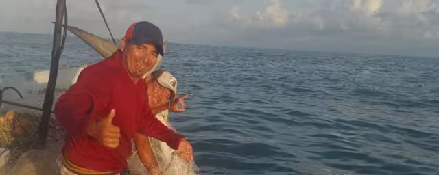 Grupo de pescadores atrapa a un escualo de más de 200 kilogramos en playas de Río Lagartos