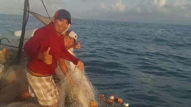 Grupo de pescadores atrapa a un escualo de más de 200 kilogramos en playas de Río Lagartos