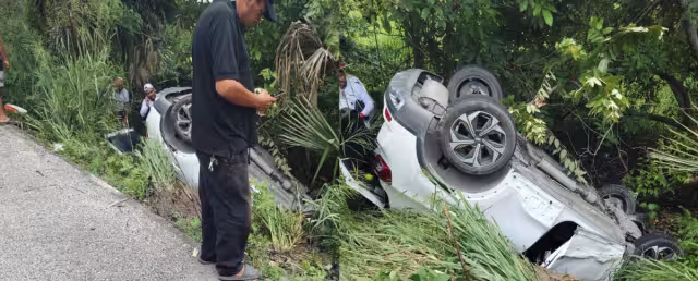 Un accidente automovilístico en la carretera federal 180 dejó daños materiales significativos y dos personas lesionadas.