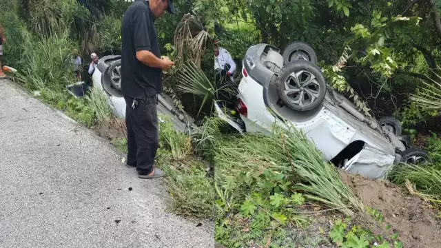 Un accidente automovilístico en la carretera federal 180 dejó daños materiales significativos y dos personas lesionadas.
