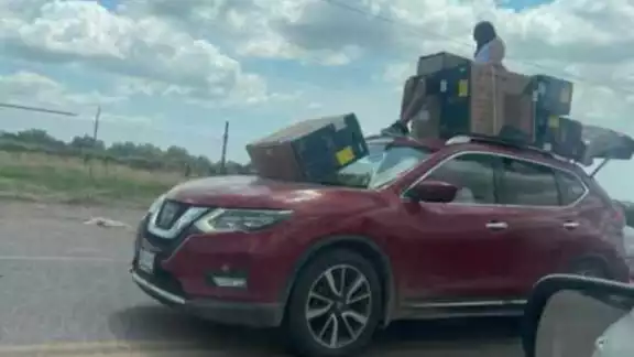 Personas ya habían cargado estufas, lavadoras, muebles y otros objetos Personas ya habían cargado estufas, lavadoras, muebles y otros objetos