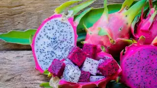 La pitahaya es un fruto que además de contener muchas características que son benéficas para la salud, es una fuente refrescante para los días de calor