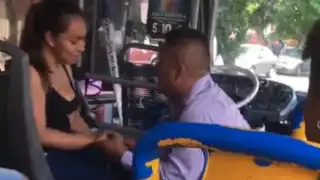 Camionero le pide matrimonio a su pareja    en plena ruta en Monterrey