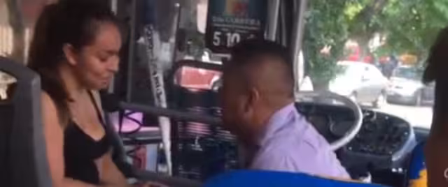 La mujer aceptó para que el chofer continuara con el viaje