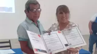 Abuelito de Tekax se gradúa de la secundaria a sus 77 años 