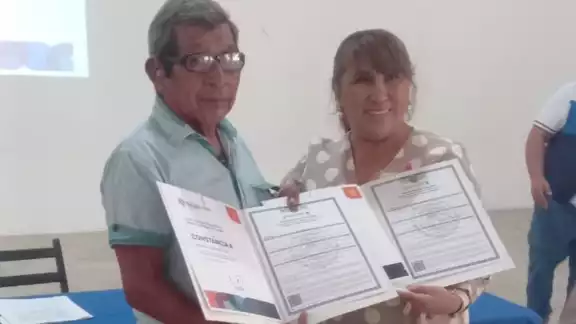 Dedicó toda su vida a trabajar en el campo, pero sus hijas lo motivaron a concluir sus estudios