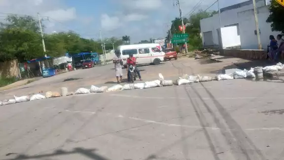 Vecinos de Kanasín mantienen bloqueada la carretera hacia Acanceh Vecinos de Kanasín mantienen bloqueada la carretera hacia Acanceh