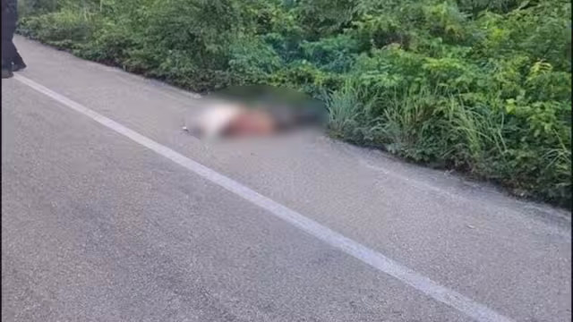 El cuerpo del hombre quedó tendido a un costado de la carretera