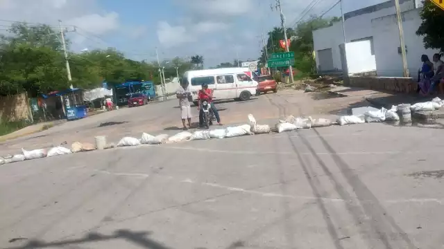 Vecinos de Kanasín mantienen bloqueada la carretera hacia Acanceh