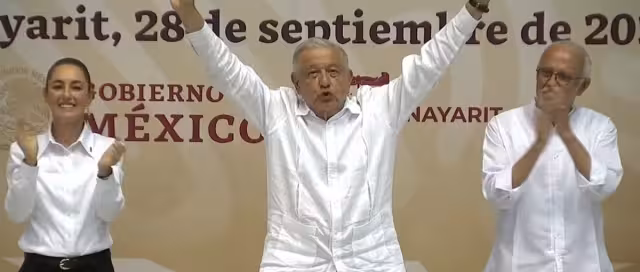 Andrés Manuel López Obrador, presidente de México (Centro)