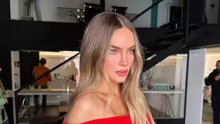 Belinda se disfraza de empleada de Aeroméxico para huir del AICM: VIDEO