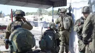 Rehenes de Hamás reciben atención de la Cruz Roja tras el alto al fuego contra Israel