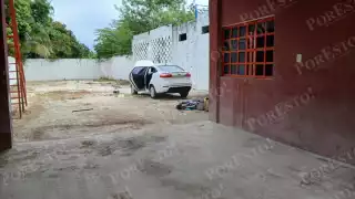 Desvalijan auto dentro de chatarrera clausurada en Escárcega; ladrones huyen con piezas