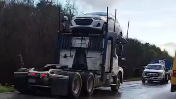El tráiler que llevaba autos quedó fuera de la carretera El tráiler que llevaba autos quedó fuera de la carretera
