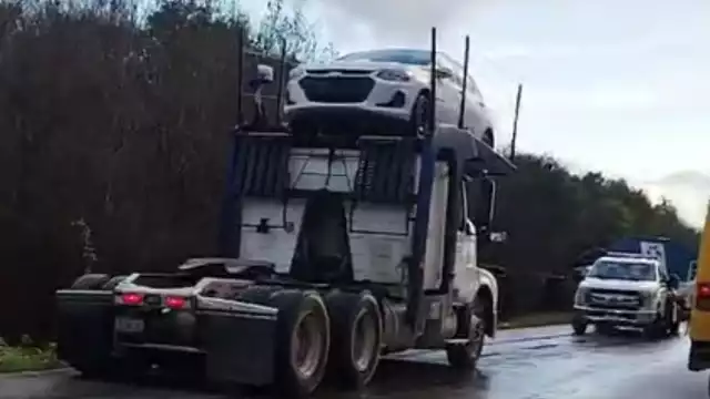 El tráiler que llevaba autos quedó fuera de la carretera