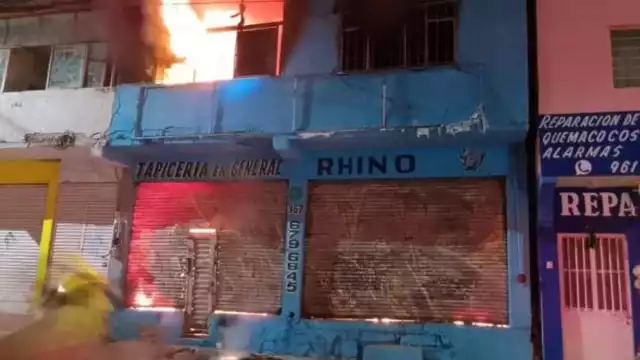 La familia quedó atrapada en el incendio de la tapicería