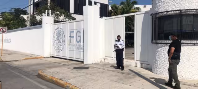 Los dos hombres deberán de mantener medidas cautelares